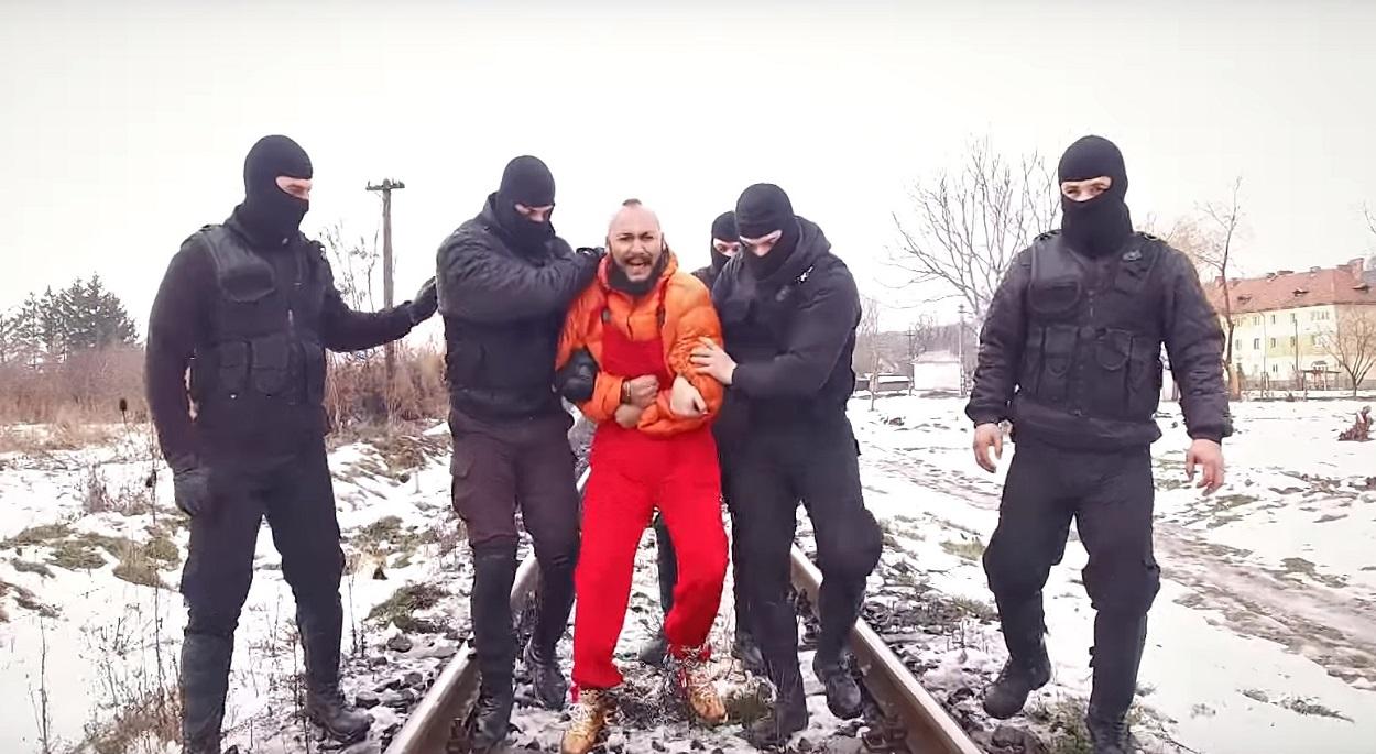 Dani Mocanu, videoclip de manele cu mascaţii Jandarmeriei din Dâmboviţa Dani Mocanu, videoclip de manele cu mascaţii Jandarmeriei din Dâmboviţa
