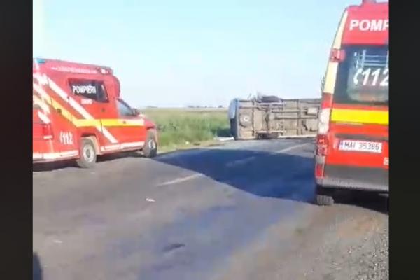Accident devastator la Pogoanele, în Buzău. Plan roşu de intervenţie, după ce un microbuz de călători s-a ciocnit cu un tractor
