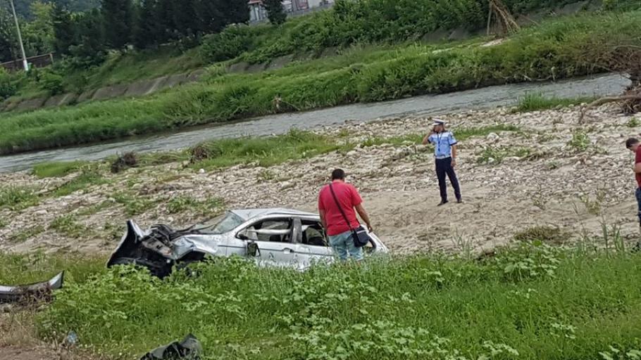Mașina avariată Mașina avariată în albia râului Cașin, în Onești