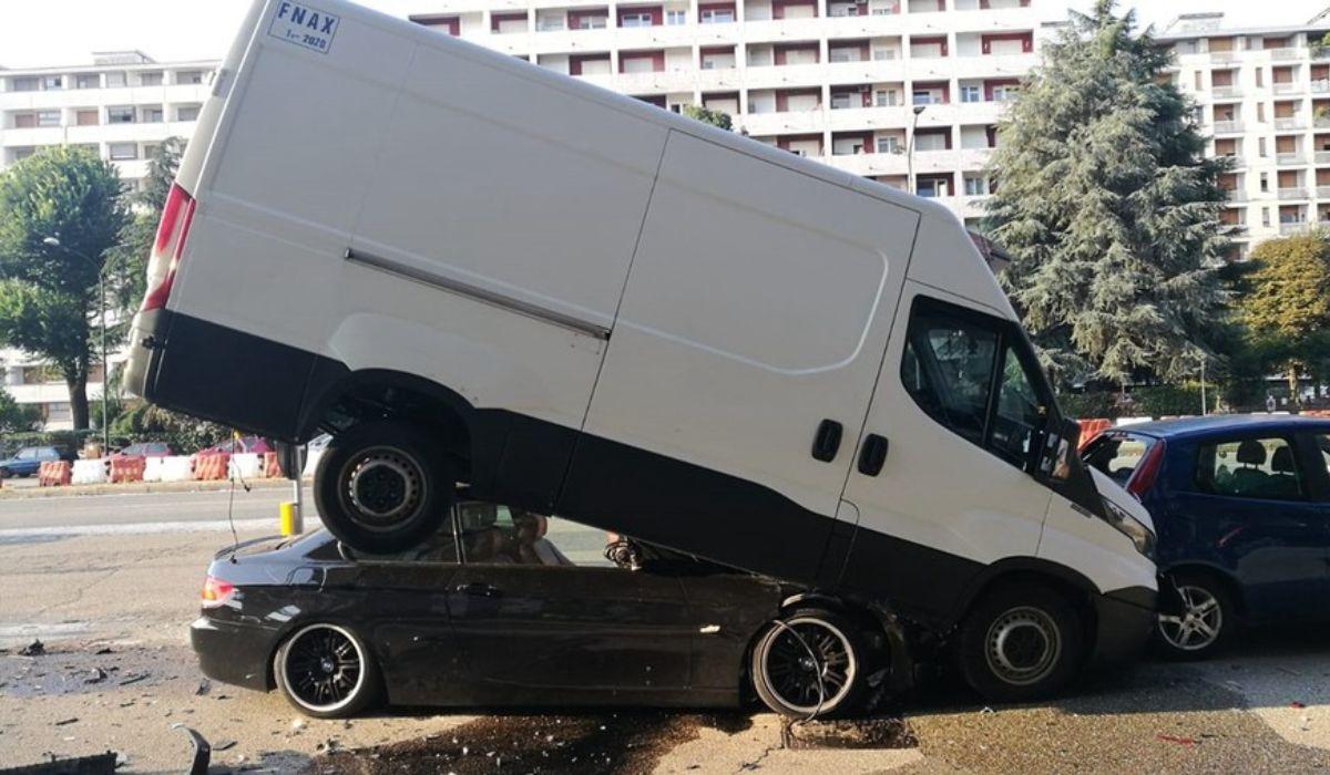 Un român vitezoman a ajuns cu un BMW sub o dubiţă parcată în apropierea stadionului din Torino