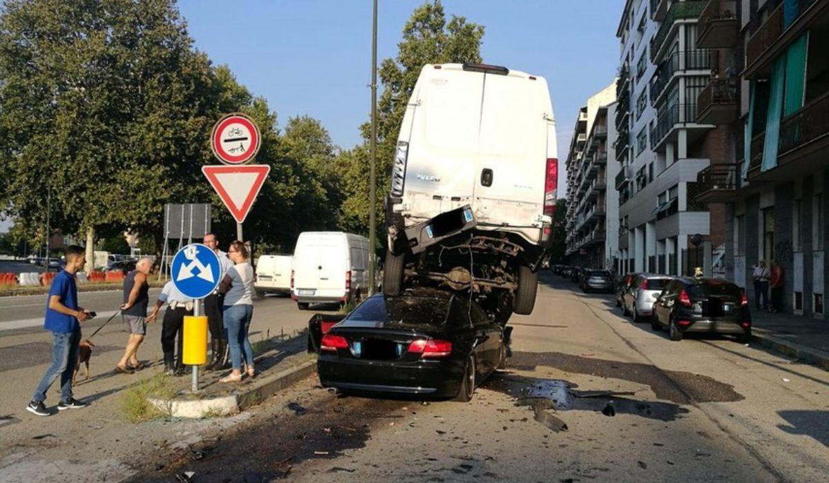 Un roman cu BMW a provocat un grav accident in Torino