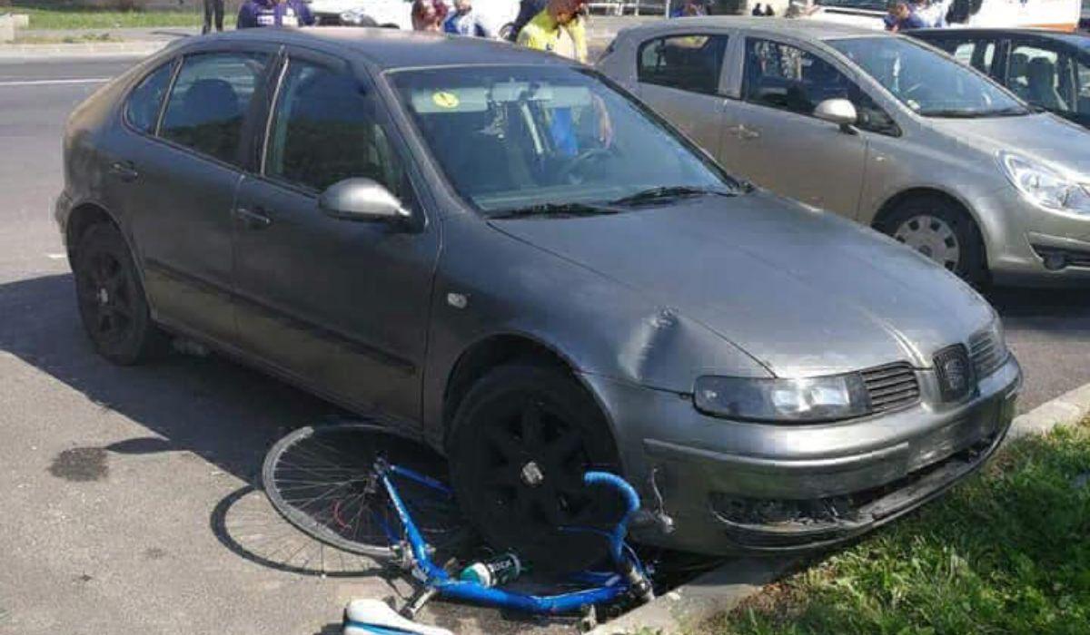 O şoferiţă începătoare a spulberat un grup de biciclişti pe o stradă din Zărneşti