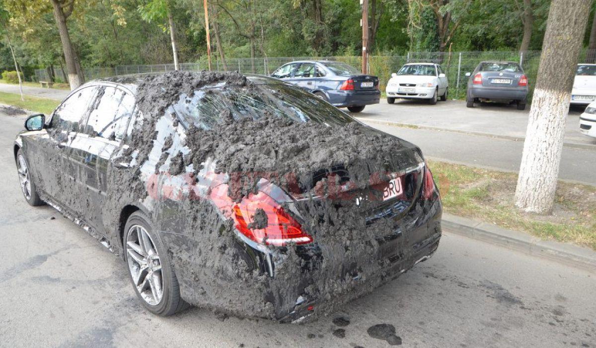 Un Mercedes de lux a fost distrus de un camion incarcat cu namol