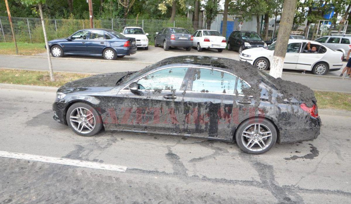 Masina a fost acoperita in intregime cu namol