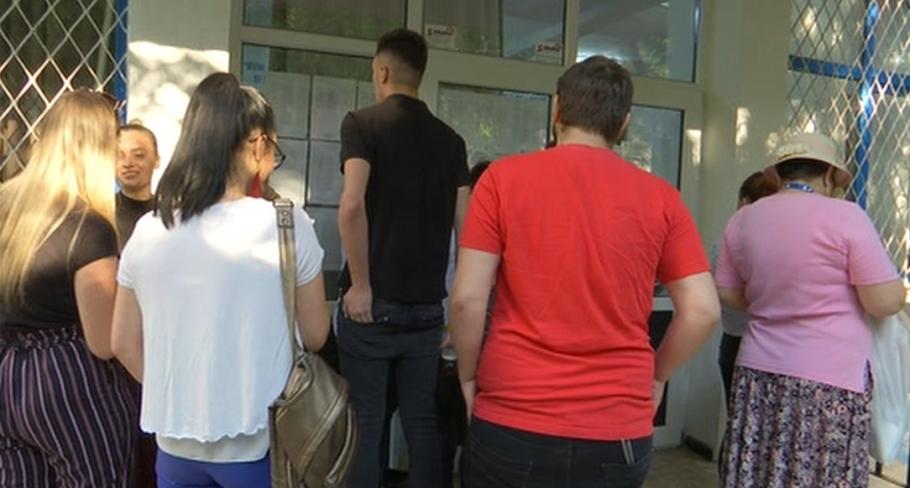 Candidaţi la Bac Candidaţi la Bac privesc rezultatele