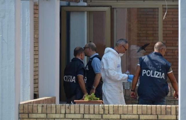 Criminaliști italieni la casa unde a fost găsită moartă românca