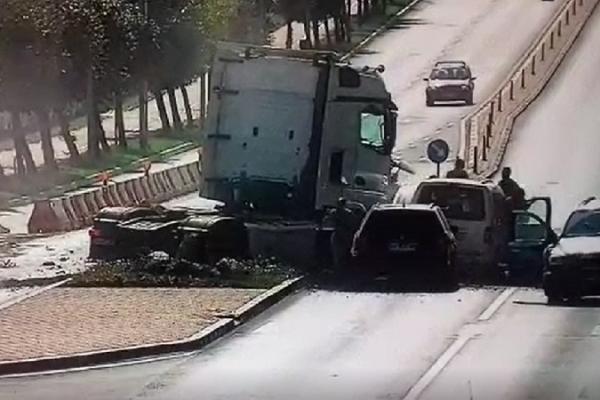 Grav accident rutier la Suceava. Un copil de 2 ani aproape că a zburat pe geamul maşinii
