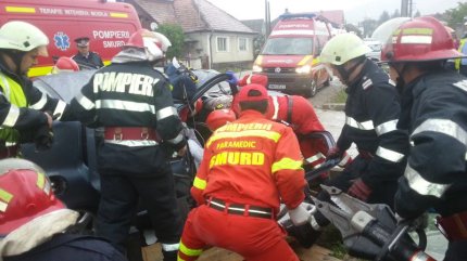 Accident cu cinci victime la Pârva, în Bistriţa-Năsăud. Un băiat de 13 ani a fost resuscitat