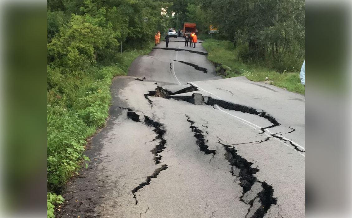 Drum naţional rdin Argeş, rupt de o alunecare de teren