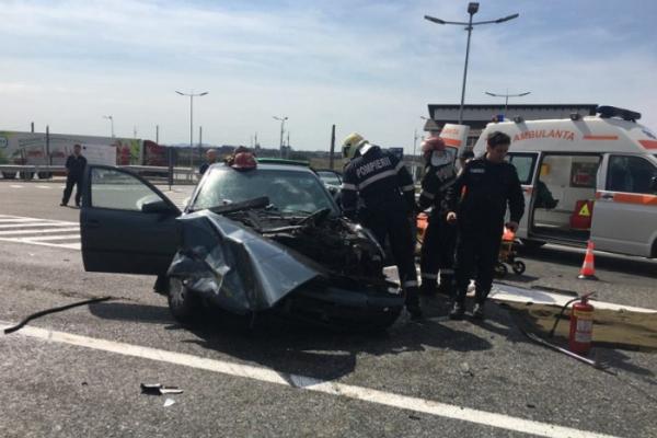 O femeie a murit, alţi trei oameni sunt grav răniţi, într-un accident cu trei maşini, la Cislău, în Buzău