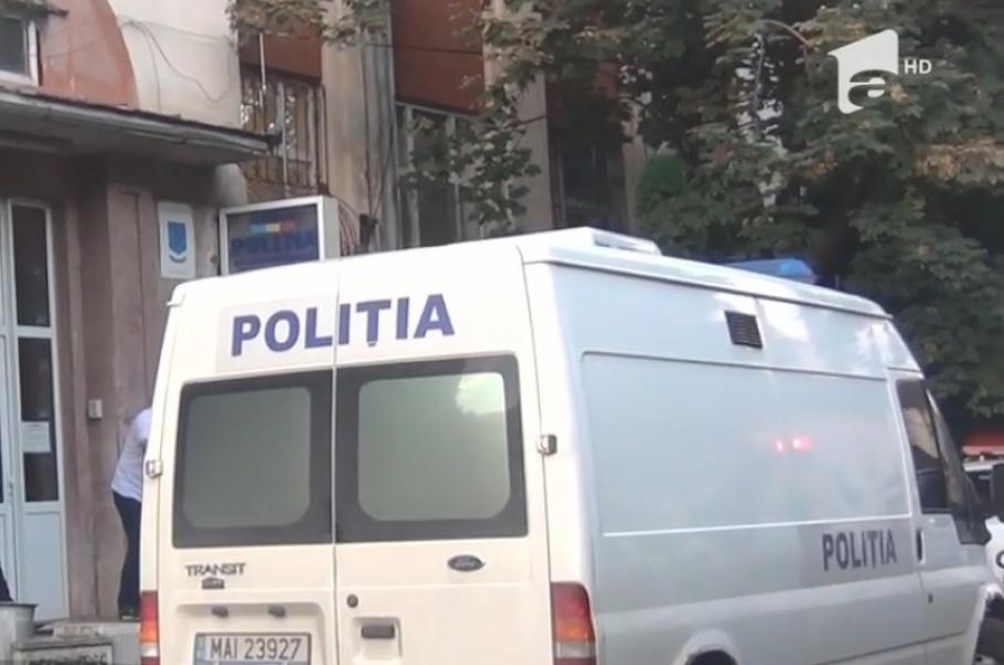 Maşină de poliţie Maşină de poliţie parcată în faţa unei secţii