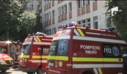 Maşini de ambulanţă SMURD în faţa spitalului