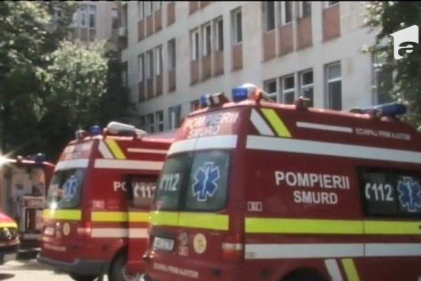Maşini de ambulanţă SMURD în faţa spitalului