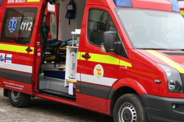 Un bărbat a murit, iar fiul său e grav rănit, după ce au căzut într-o prăpastie, în Neamţ