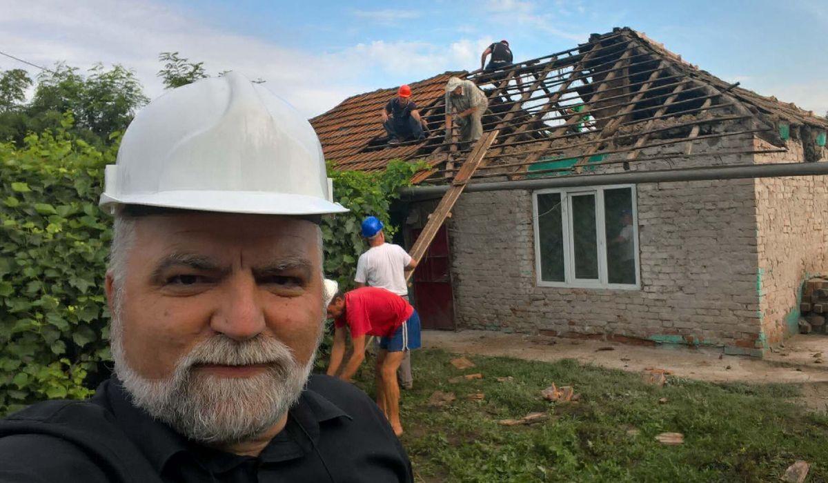 Un preot din Olt a renovat casa unor copii orfani în numai 8 zile