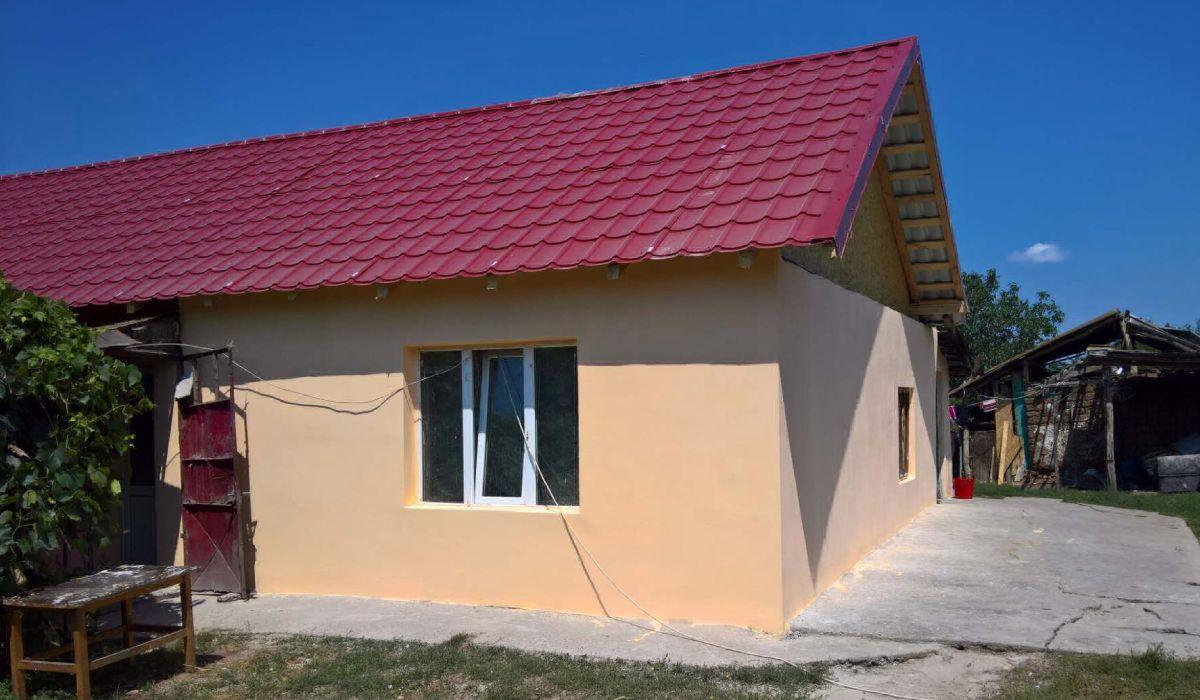 Preotul din Draghiceni a renovat casa unor copii orfani