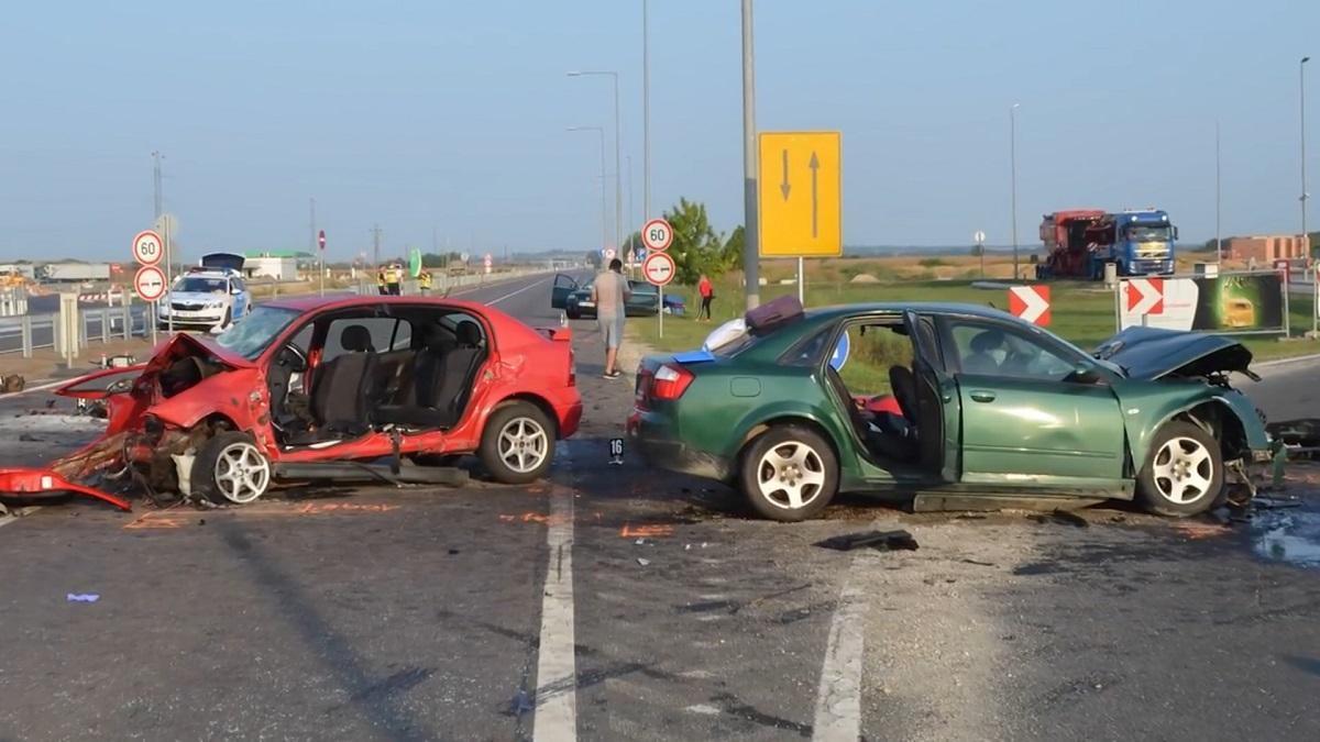 Locul accidentului din Ungaria, cu cele două maşini distruse