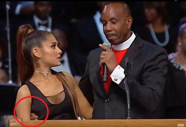 Pastor surprins în timp ce o pipăie pe Ariana Grande