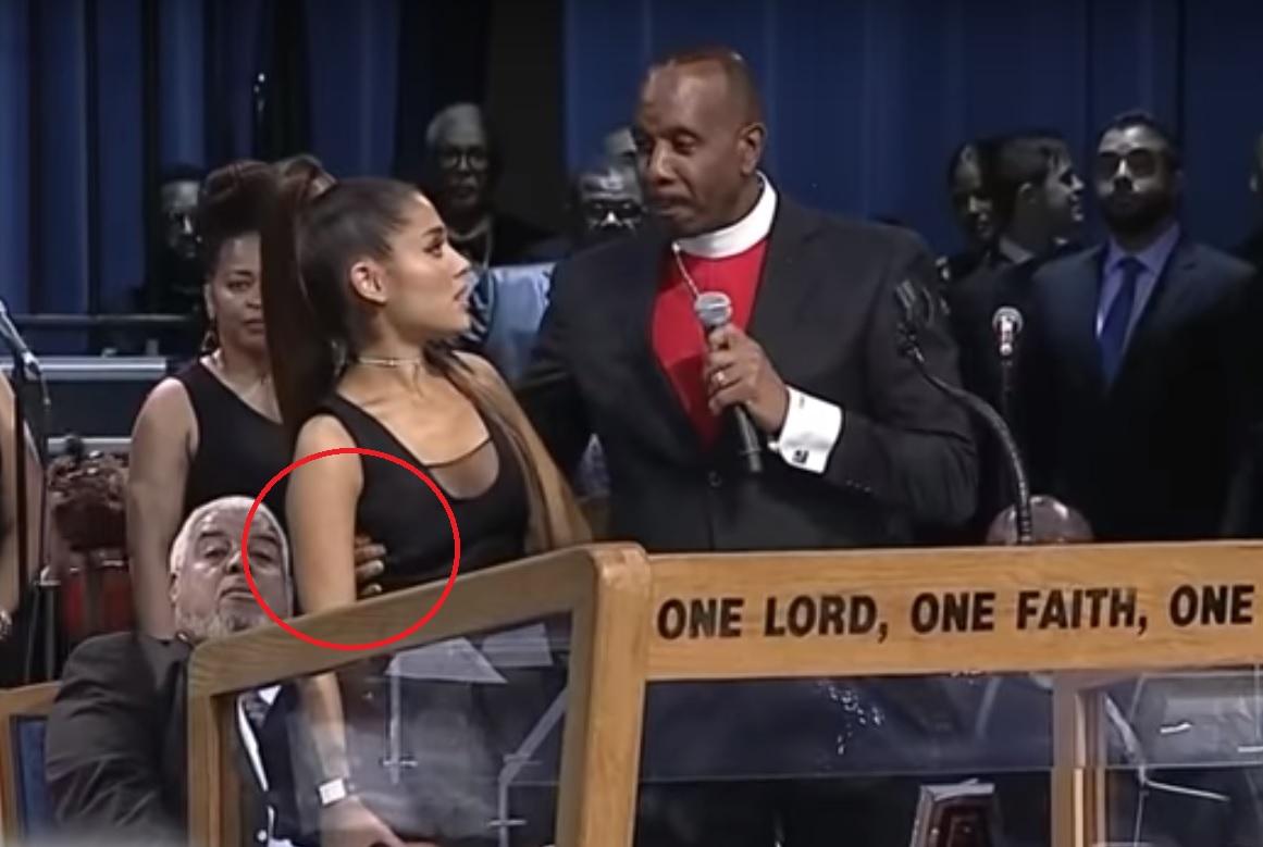 Un pastor a fost surprins în timp ce o pipăie pe Ariana Grande, la ceremonia funerară a artistei Aretha Franklin