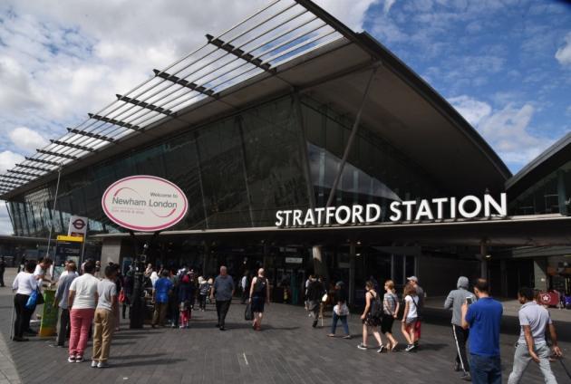 Alertă de securitate la Londra. O maşină suspectă a închis gările subterane şi supraterane din Stratford