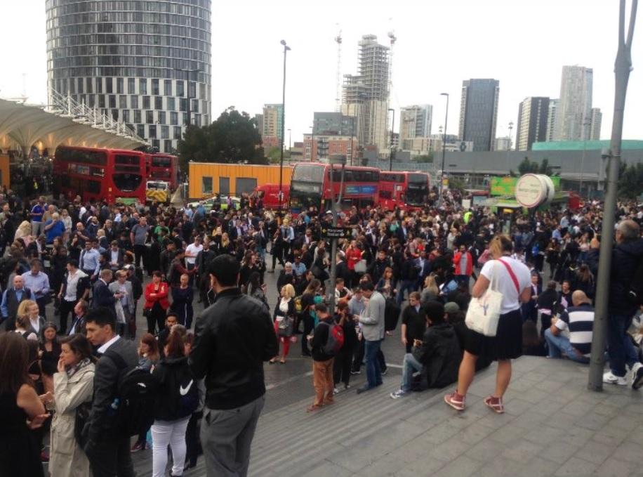 Alertă de securitate la Londra. O maşină suspectă a închis gările subterane şi supraterane din Stratford