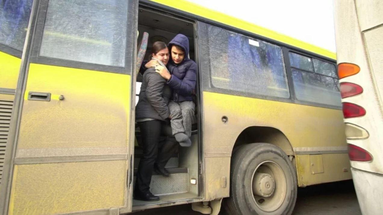 În fiecare zi, o mamă din Prahova își cară fiul imobilizat în brațe ca să-l ducă la școală. Autobuzul cu care face naveta nu are rampă