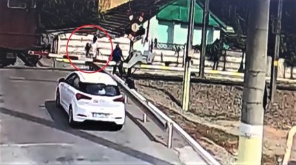 Momentul în care un bărbat este spulberat de tren, la Valu lui Traian, filmat de camerele de supraveghere