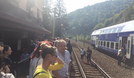 Peste 100 de oameni, blocaţi în gara din Valea Largă după ce locomotiva CFR s-a defectat