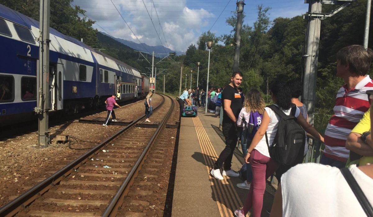 Peste 100 de oameni au ramas blocati in gara Valea Larga