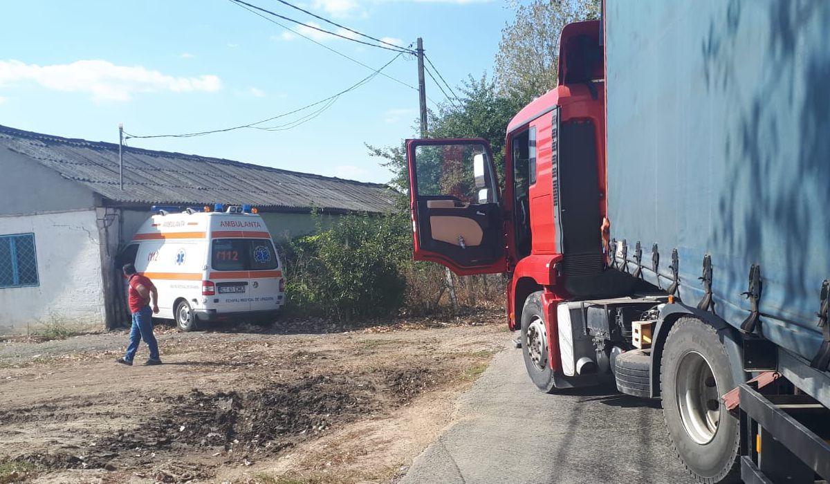 Ambulanta SAJ Constanta a intrat in peretele unei case din cauza unui sofer de TIR
