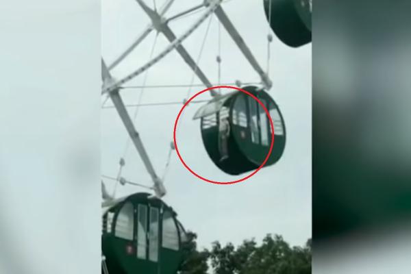 Băiat de cinci ani, filmat în timp ce atârnă de cap la 40 de metri înălțime, într-un parc de distracții