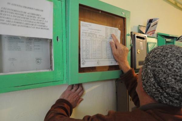 Jumătate dintre români nu îşi pot plăti întreţinerea şi curentul, iar unul din zece români nu îşi permite o maşină de spălat