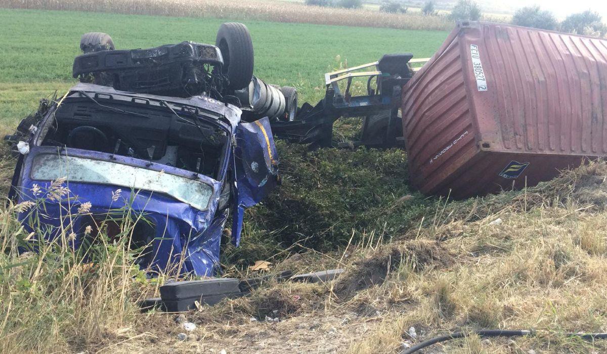 Un şofer de TIR a zburat prin parbriz după ce s-a răsturnat pe câmp la Mircea Vodă