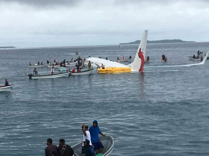 Un avion cu 46 de oameni la bord s-a prăbuşit în Pacific. Toţi pasagerii au supravieţuit (video)