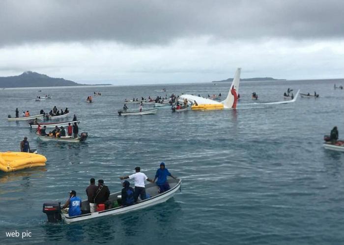 Un avion cu 46 de oameni la bord s-a prăbuşit în Pacific. Toţi pasagerii au supravieţuit (video)