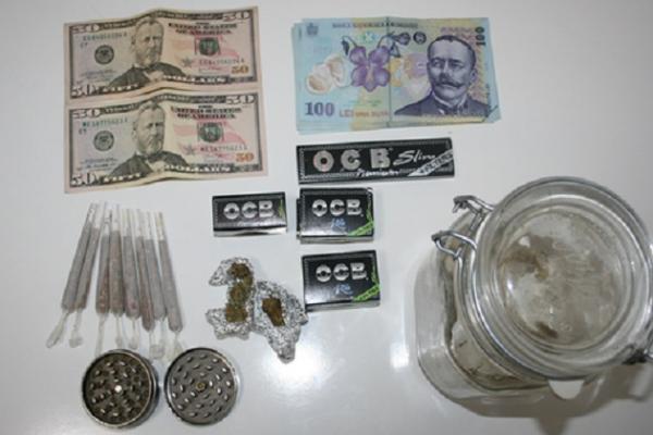 Traficanţi de droguri şi ţigări care operau la graniţele cu Moldova şi Ungaria, prinşi de poliţişti