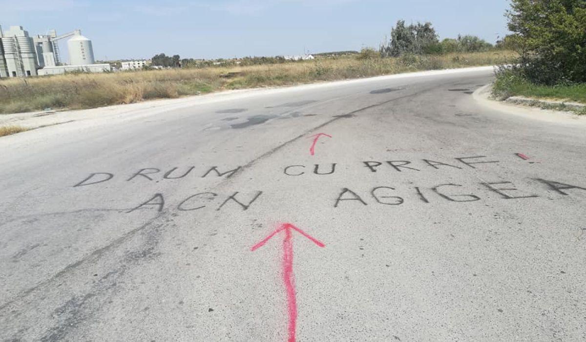 Drumul catre satul Luminita este plin de praf de calcar pe care oamenii îl înghit zilnic