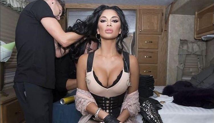 Nicole Scherzinger într-o fotografie din spatele scenei, la Cerbul de Aur