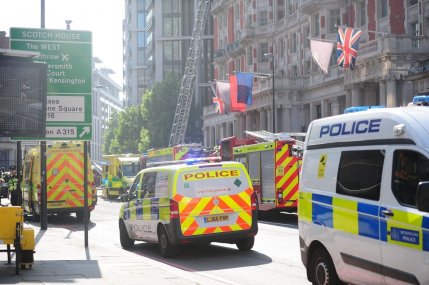 Maşini de poliţie la locul unui incident, în Londra