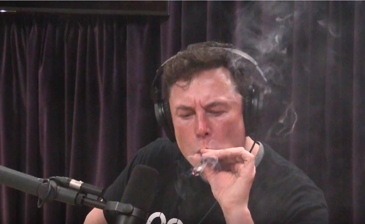 Elon Musk fumează marijuana în podcastul lui Joe Rogan