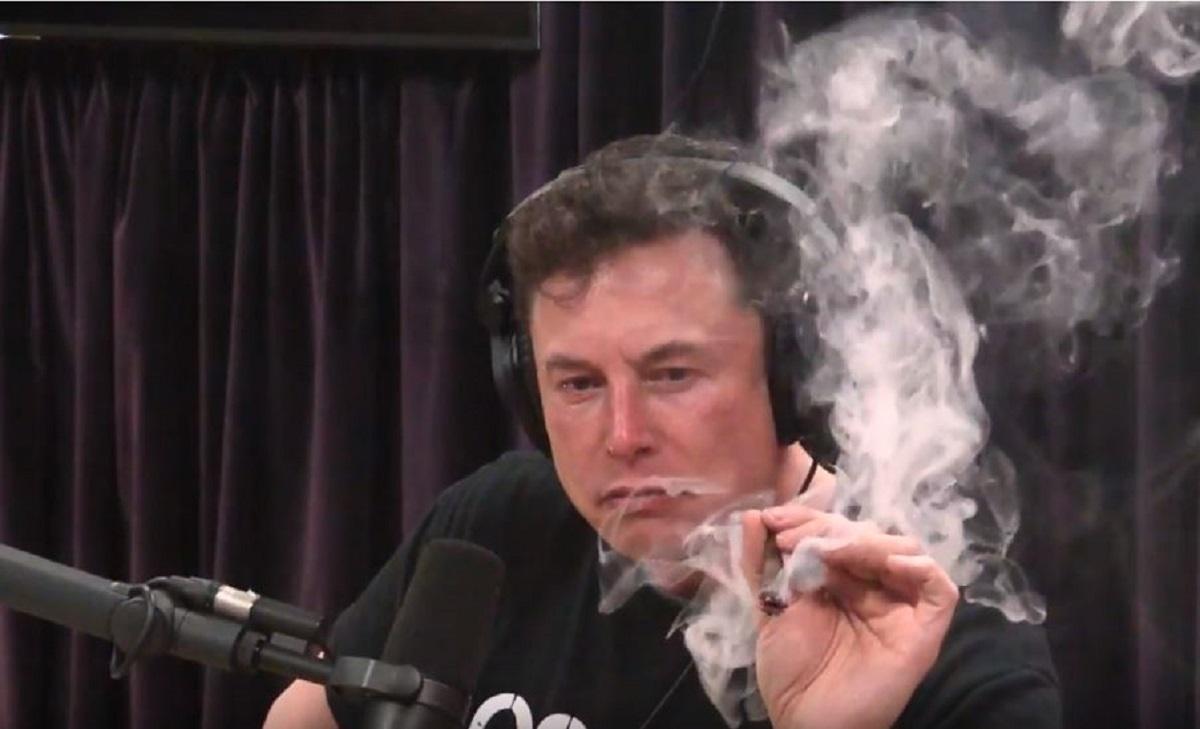 Elon Musk fumează marijuana în podcastul lui Joe Rogan