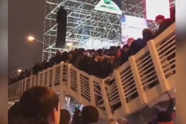 Momentul în care podul din Moscova se prăbușește