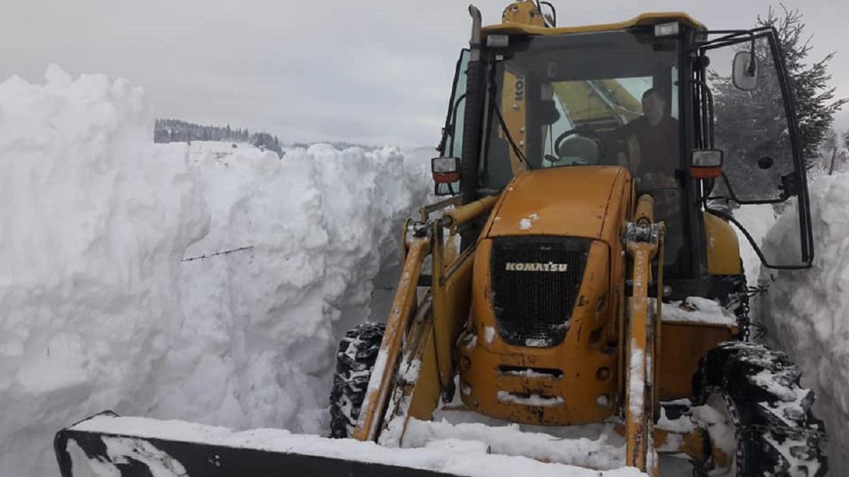 Zăpada are peste 2 metri