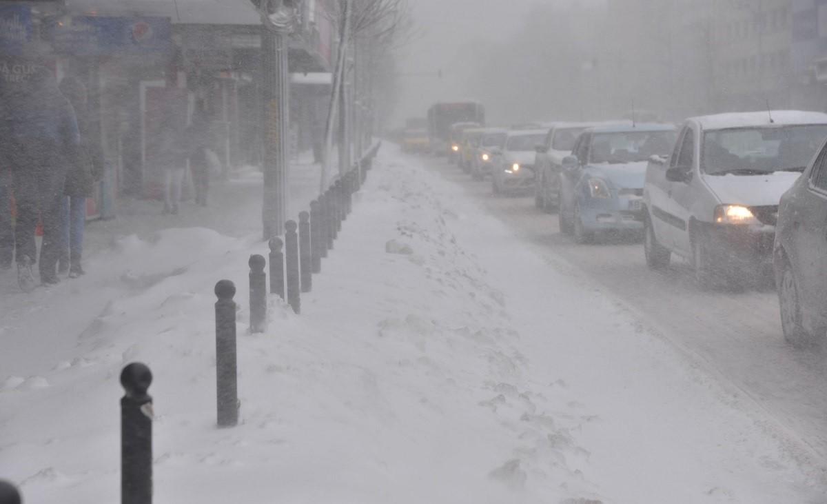 Viscol pe o stradă înzăpezită din Bucureşti