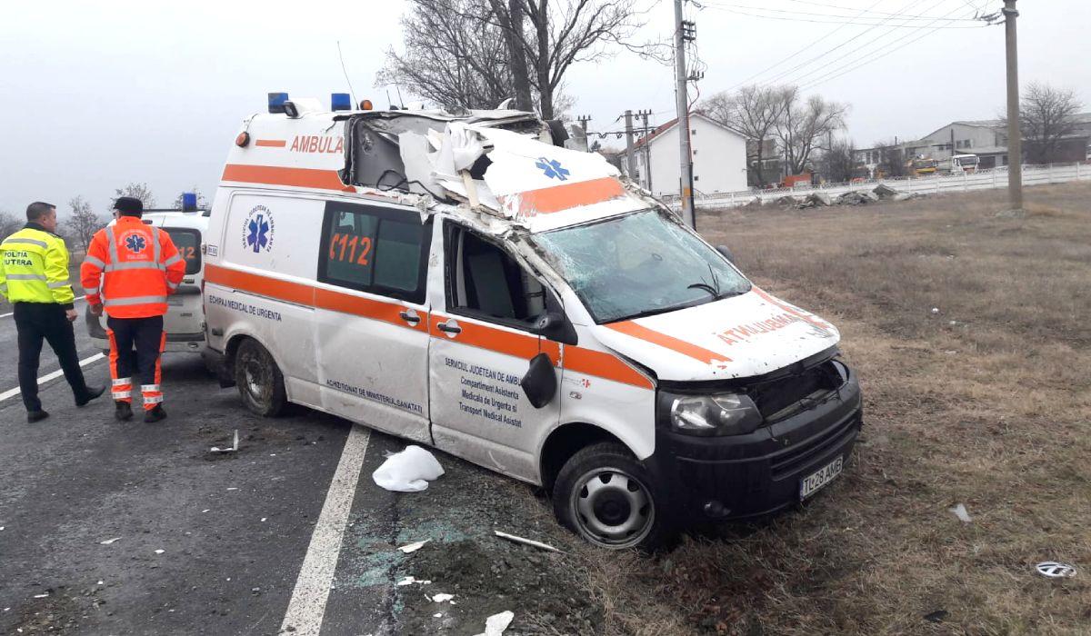 Ambulanţă din Tulcea, implicată într-un grav accident în timpul unei misiuni