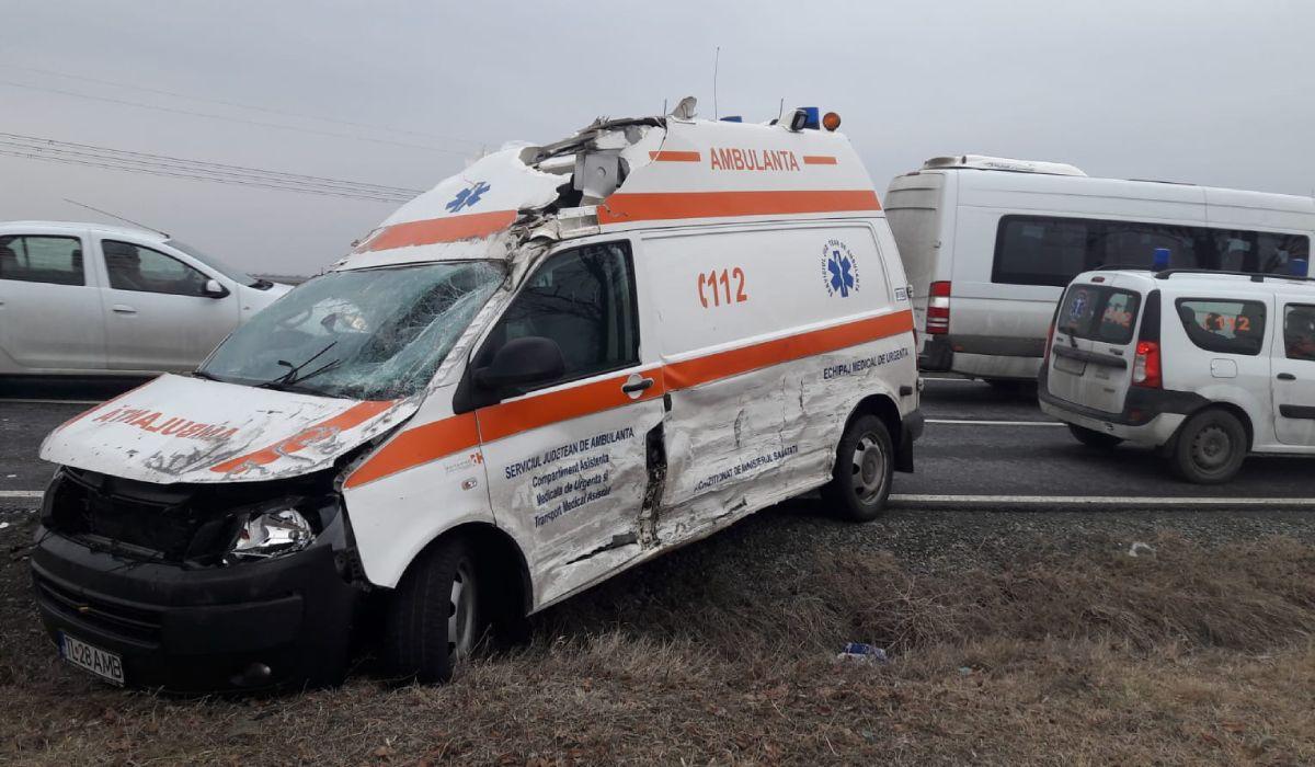 Ambulanţa din Tulcea se afla în misiune în momentul în care a fost implicată în accident
