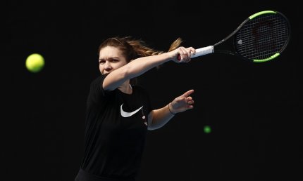 Simona Halep lovește mingea la antrenamentul de pe terenul din Melbourne