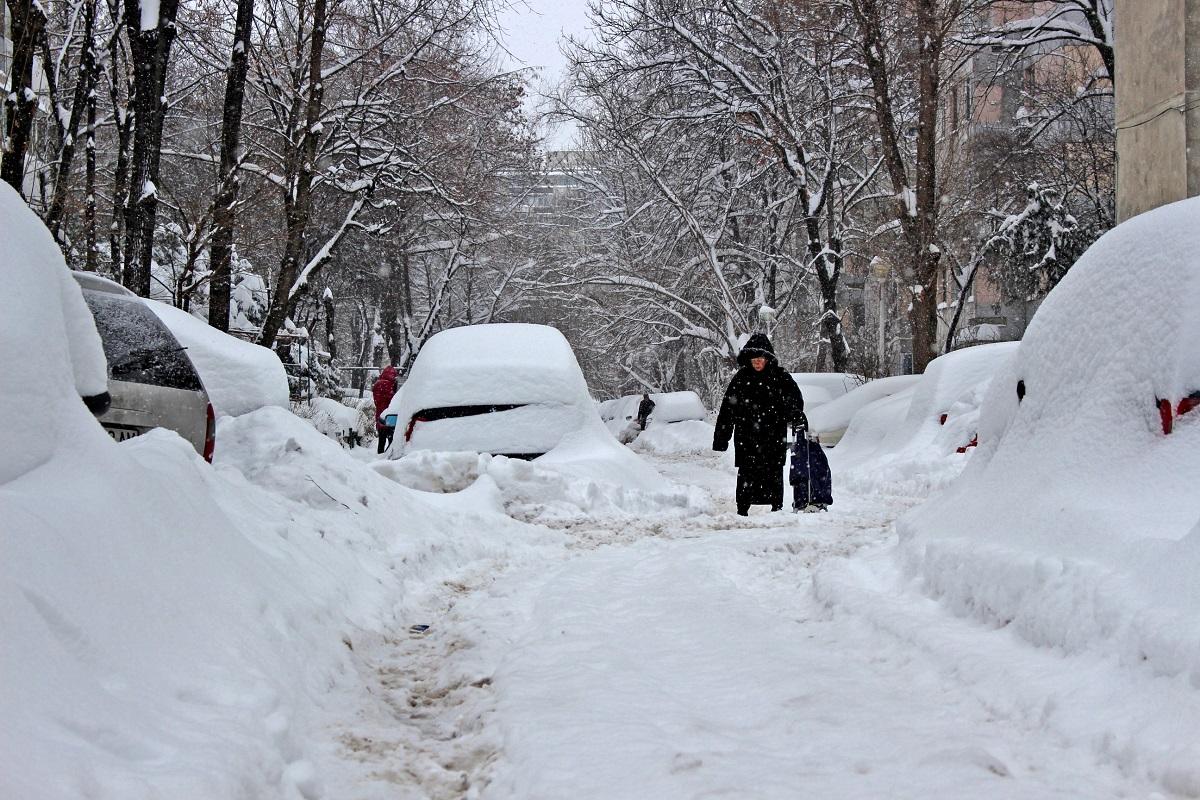 Femeie pe stradă plină de zăpadă în București
