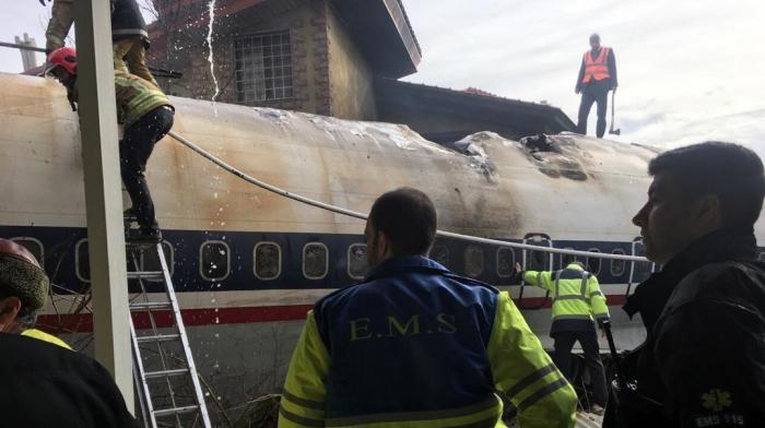 Un avion cu 10 oameni la bord s-a prăbuşit lângă Teheran. Înainte să cadă, aeronava a lovit un imobil
