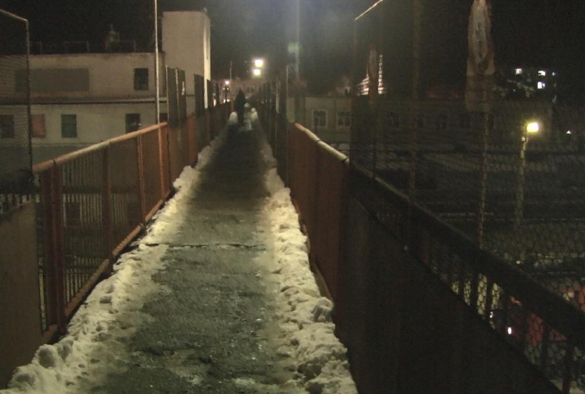 O tanara de 17 ani a cazut de pe pasarela din gara din Simeria